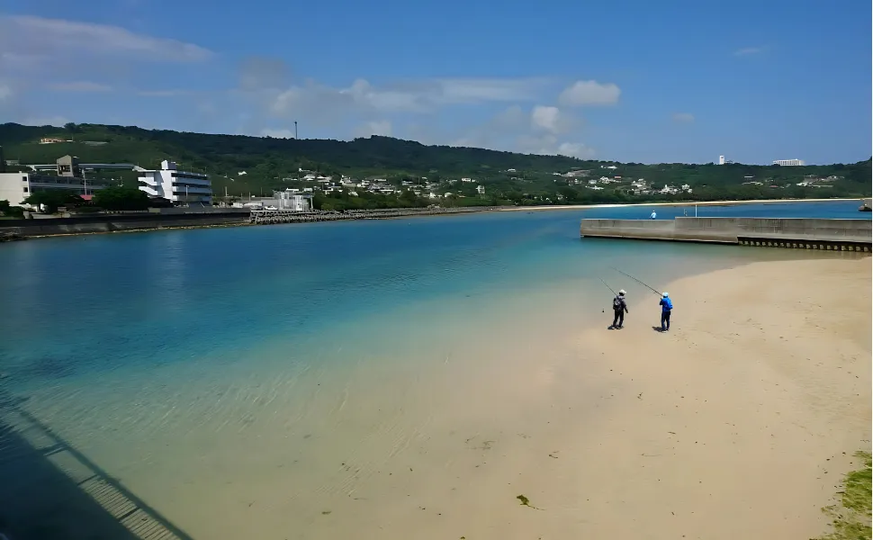 奥武島で釣りをする風景写真